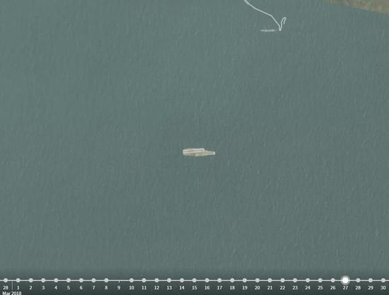 疑似辽宁舰近景。