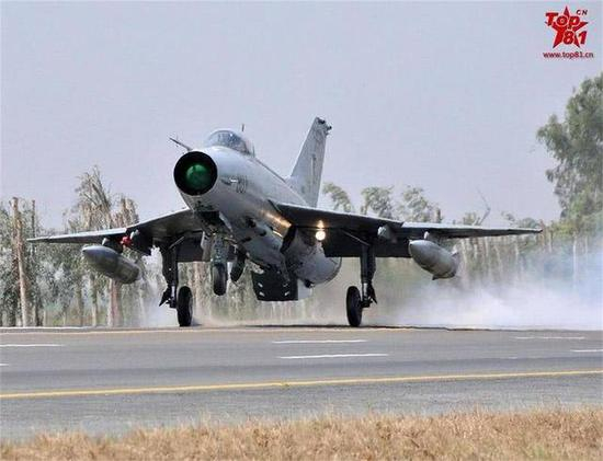 格斗的话，巴基斯坦的歼7PG可以轻松击败印度的LCA