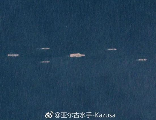 编队核心的辽宁舰，最左为901型大型补给舰首舰呼伦湖舰