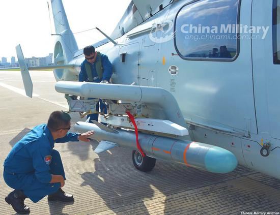 图片：直-9C直升机可以携带4枚鹰击9反舰导弹，分分钟教印度导弹艇作人！