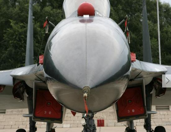 图注：歼11B黑色雷达罩上的防雷击分流条