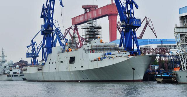 （第7艘071型船坞登陆舰“龙虎山”已于近日正式下水）