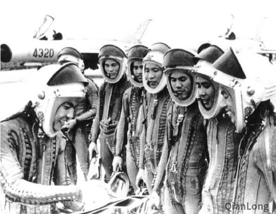 越南飞行员在交流经验