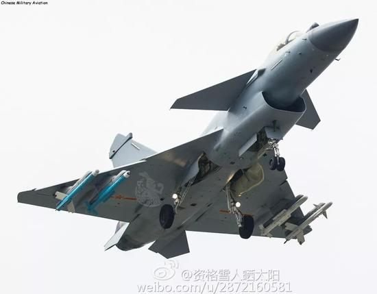 ▲霹雳-8和霹雳-10可共用挂架，弹径完全一样