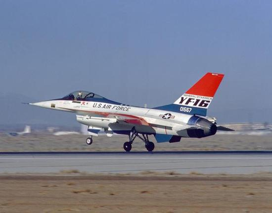 图为试飞时的美国YF-16战斗机原型机。彼时中国空军的歼-7国产化进程尚未完成。