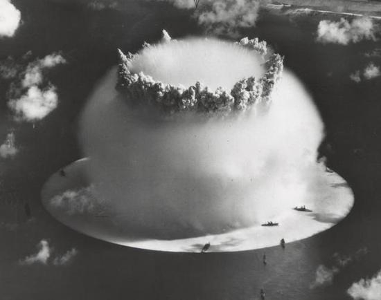 图为‘十字路口行动’水下核试现场图