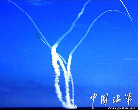 图片：同时发射4枚防空导弹的中国054A，可以打击不同方向来袭的多个目标。