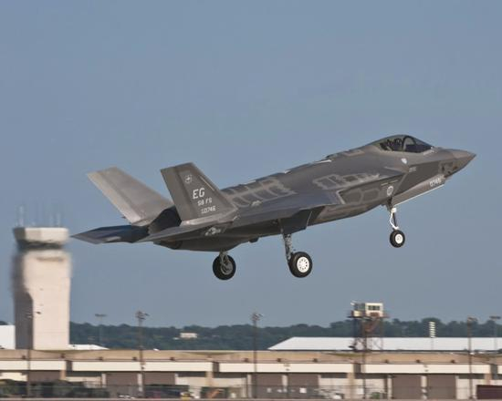 （图注：正在进行试飞的F-35A战斗机原型机之一）