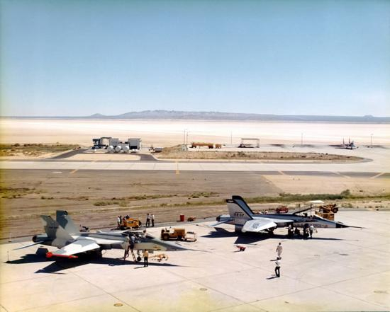 图片：在爱德华兹空军基地测试的YF-17双机