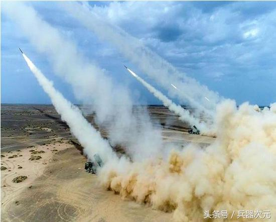 图为火箭炮齐射场景