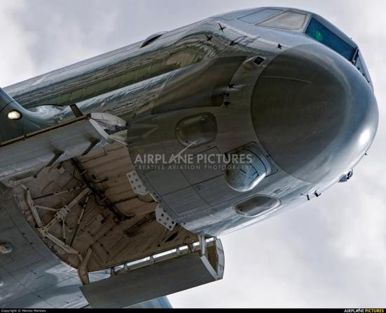 图片：P-1是日本国产反潜机，性能优异，注意这是机头打开的弹仓。