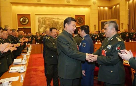 原文配图：习近平同军队人大代表握手。