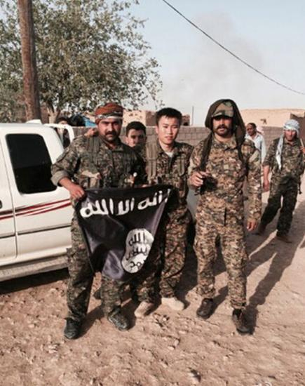 黄磊夺取了“伊斯兰国”的旗帜