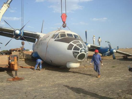 又是一架迫降期间螺旋桨被打弯的安-12运输机。