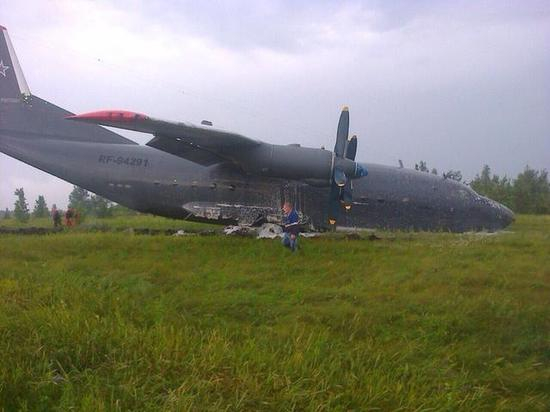 迫降期间，一头栽倒草地上。