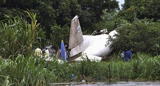 这架更为凄惨，尾部生生断掉了。