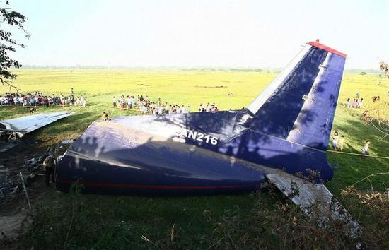 在迫降期间，这架安-12运输机也摔掉了机尾。