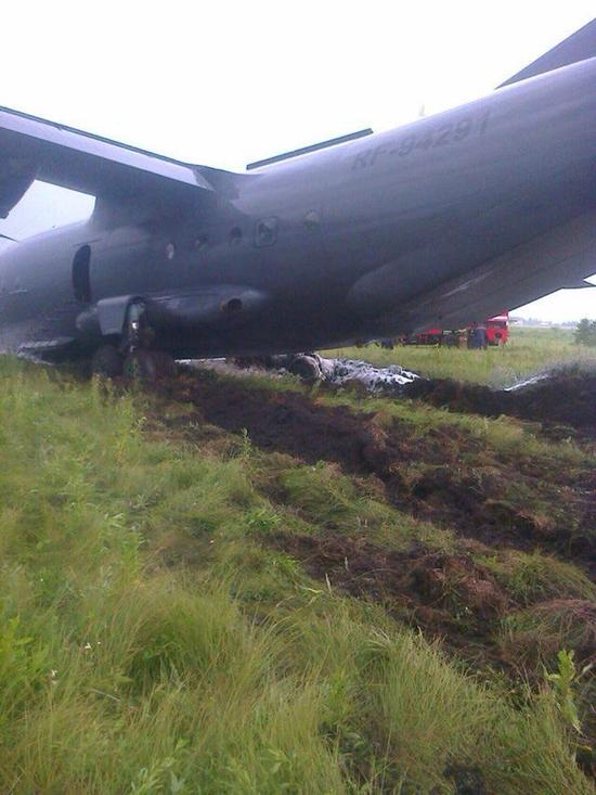 这架安-12运输机的运气要好一些，在草地上成功进行了迫降，而草地则被起落架犁开了两条沟。