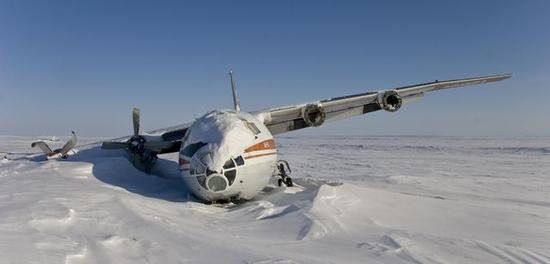 这个姿势，几乎定格了安-12运输机事故率奇高的一生。