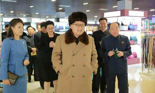 原文配图：金正恩携妻子和妹妹视察新建商店和服务基地，称早日实现开业大吉。