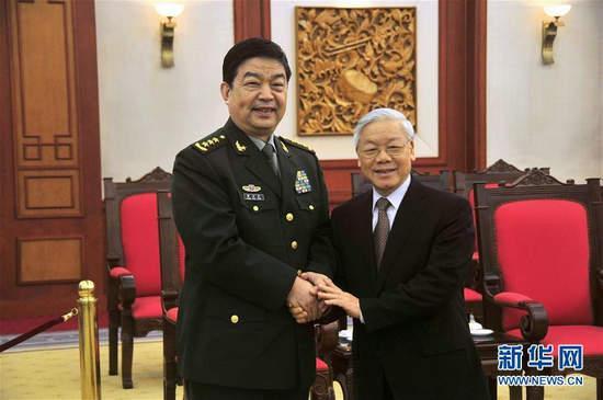 图为在越南河内，越共中央总书记阮富仲（右）会见来访的中国国务委员兼国防部长常万全。