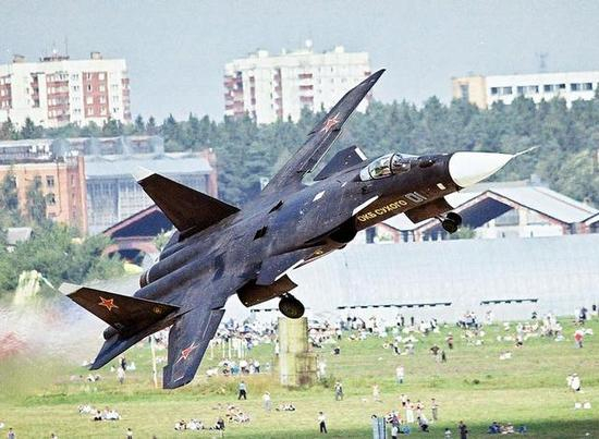 苏-47战斗机的三视图。该型飞机总共只生产1架，1997年首飞。