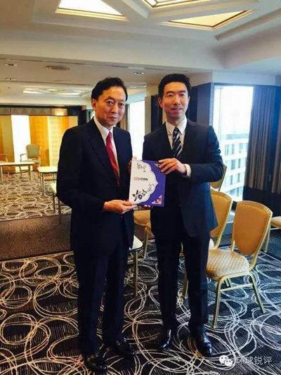 图为日本前首相鸠山与中国记者。