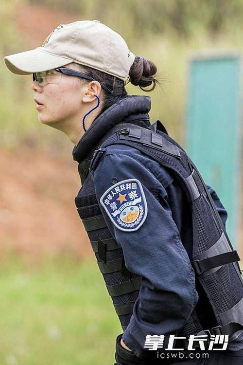 射击成绩刚及格的她成了狙击手