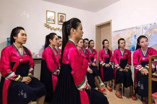 原文配图：一家中国朝鲜餐厅的朝鲜服务员。