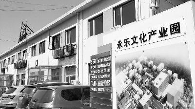 无人机的发展起步于军事领域，在相当长时间里，无人机以执行侦察任务为主，它可以携载照相设备、合成孔径雷达、电子侦察设备，进行图像侦察、雷达侦察、通信侦察、信号侦察。上世纪90年代以后，无人机在军事领域获得突飞猛进的发展，它开始有了火力打击能力，有的自身装载高能炸药，变成“自杀式”攻击机，有的加挂精确制导武器，成为“外科手术”式精确打击的能手。