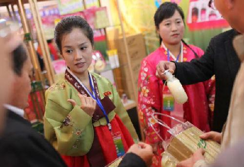 资料图片：中朝贸易展销会上，朝鲜工作人员售卖商品。