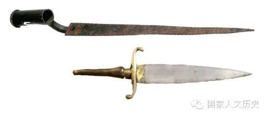 （上）约18世纪末，火枪使用的插座式刺刀；（下）约17世纪中叶，进枪筒式刺刀