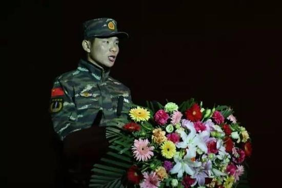 第一批驻索马里使馆警卫小组成员王旗