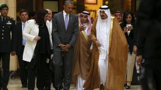 4月20日，奥巴马访问沙特，与沙特国王萨勒曼交谈