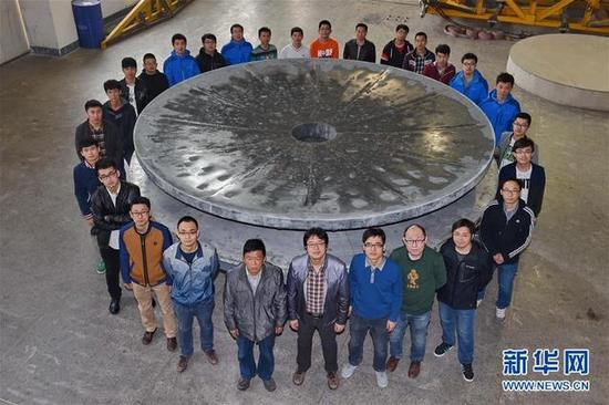 4月27日，制造团队成员与反射镜坯合影。