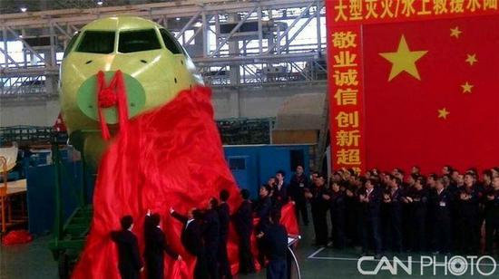 图为大型水陆两栖飞机AG600在总装线上露出了美丽容颜。