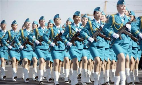 哈萨克斯坦举行盛大阅兵式庆祝“宪法日”