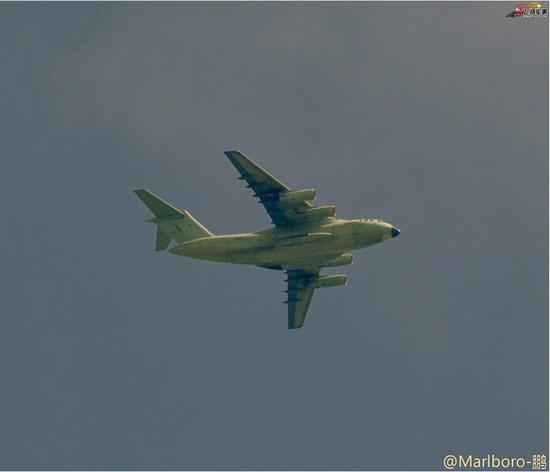 网友拍摄到正在试飞中的一架运-20大型军用运输机，从头顶飞过气场十足。