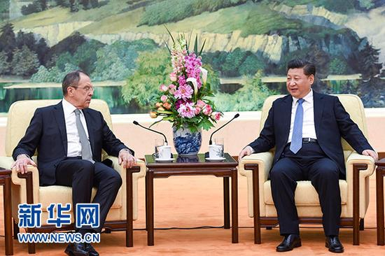 4月28日，国家主席习近平在人民大会堂会见俄罗斯外长拉夫罗夫
