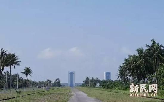 在发射塔前远眺火箭总装厂房。新民晚报记者程绩 摄