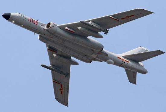 携带KD-20巡航导弹的轰-6K轰炸机