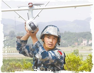 任兴朝，空降兵某团无人机操作手，下士军衔，荣立三等功1次。方聪 摄