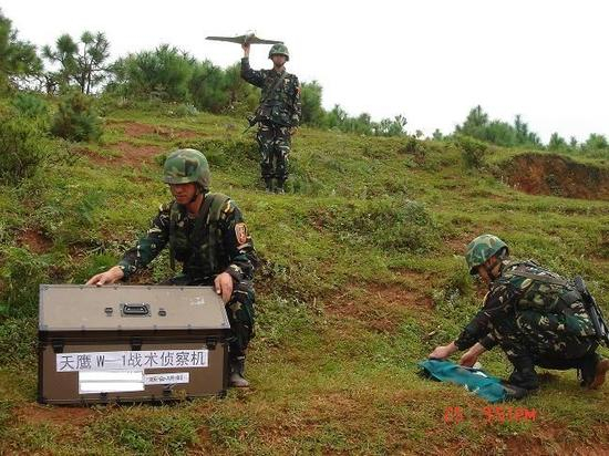 过去特战部队装备的W-1“天鹰”，无人机不大但是地面站不小