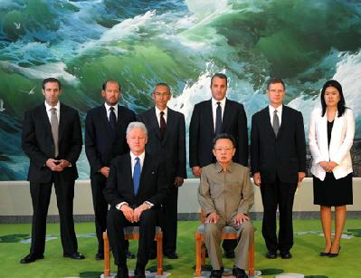 2009年，美国前总统克林顿（前左）访朝