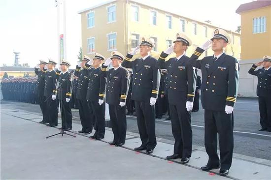 简短而隆重的舰艇退役仪式在北海舰队某部举行。全体官兵庄严列队再一次向这两艘功勋战舰致以崇高的敬意。