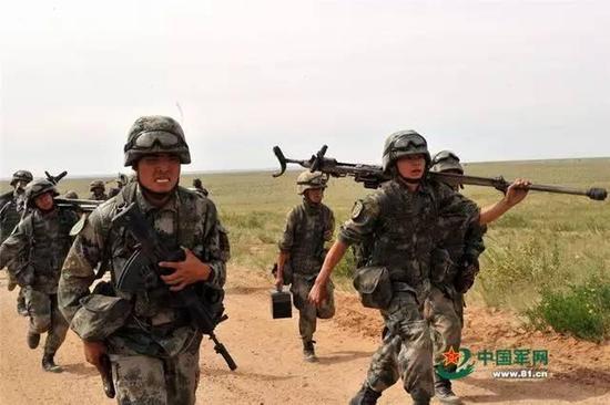 中国一机枪要5个兵伺候，战斗民族一个人就搞定