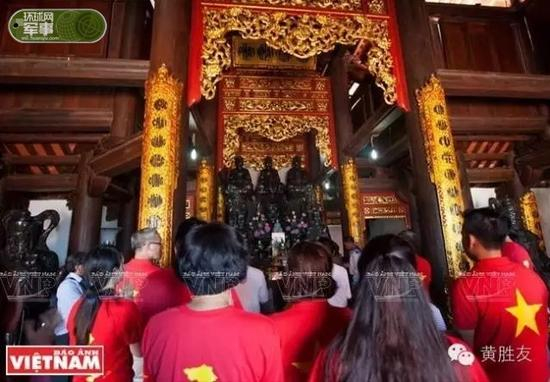 越侨代表团在南沙群岛的敦谦沙洲上的寺庙上香。