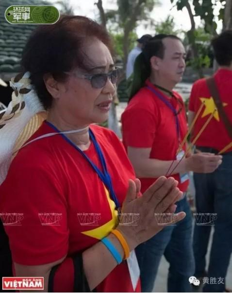 在南威岛上祭奠越南士兵