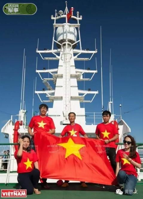 越侨代表团在越南渔政船KN-490 炫耀越南国旗