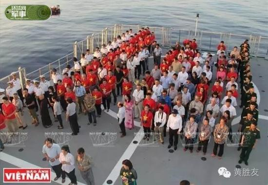 越侨代表团在船上组织祭奠赤瓜礁海战中战死的越南官兵及在DK1高脚屋坠海丧生的越南士兵